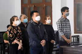 Các bị cáo tại phiên xét xử sơ thẩm. (Ảnh: TTXVN phát)
