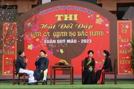 Chương trình biểu diễn trên sân khấu hát đối đáp của các cặp. (Ảnh: Thanh Thương/TTXVN)