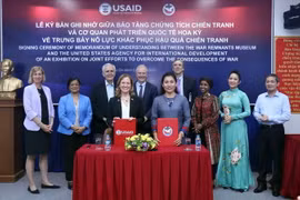 Bà Aler Grubbs, Giám đốc Quốc gia USAID tại Việt Nam và bà Trần Xuân Thảo, Giám đốc Bảo tàng Chứng tích Chiến tranh ký thỏa thuận hợp tác về trưng bày nỗ lực khắc phục hậu quả chiến tranh. (Ảnh: Xuân Khu/TTXVN)