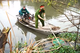 Đoàn viên làm vệ sinh môi trường hệ thống thủy lợi Bắc Hưng Hải. (Ảnh: Mai Ngoan/TTXVN)