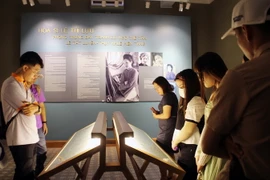 Các đơn vị tham gia đoàn khảo sát tìm hiểu về các tác phẩm nghệ thuật trưng bày tại Bảo tàng Mỹ Thuật Thành phố Hồ Chí Minh. (Ảnh: Mỹ Phương/TTXVN)