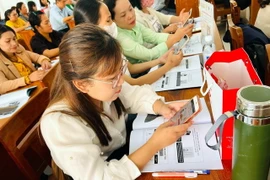 Các học viên thực hiện giao diện trên phần mềm. (Ảnh: TTXVN phát)