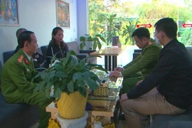 Lực lượng chức năng lập biên bản xử lý vi phạm hành chính đối với chủ cơ sở kinh doanh karaoke Golden. (Ảnh: TTXVN phát)