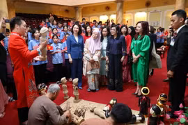 Hai Phu nhân Thủ tướng Việt Nam và Malaysia cùng xem múa rối nước