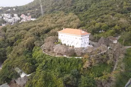 Bạch Dinh (tiếng Pháp: Villa Blanche) là một dinh thự có kiến trúc châu Âu cuối thế kỷ 19, nằm bên sườn núi Lớn của thành phố Vũng Tàu đã được công nhận là Di tích lịch sử văn hóa Quốc gia. (Ảnh: TTXVN phát)