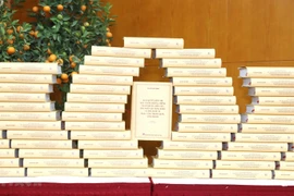 Cuốn sách 'Kiên quyết, kiên trì đấu tranh phòng, chống tham nhũng, tiêu cực, góp phần xây dựng Đảng và Nhà nước ta ngày càng trong sạch, vững mạnh' của Tổng Bí thư Nguyễn Phú Trọng. (Ảnh: Phương Hoa/TTXVN)