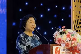 Bà Trương Mỹ Hoa, nguyên Bí thư Trung ương Đảng, nguyên Phó Chủ tịch nước, Chủ tịch Quỹ học bổng Vừ A Dính, Chủ nhiệm Câu lạc bộ “Vì Hoàng Sa-Trường Sa thân yêu” phát biểu tại buổi họp mặt. (Ảnh: Hồng Giang/TTXVN)