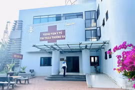 Trung tâm y tế Trường Sa hiện có 4 tầng và sân thượng cùng 10 giường với đầy đủ các phòng chức năng như phòng khám ngoại, phòng khám nội, phòng cấp cứu, phòng phẫu thuật.... (Ảnh: Thùy Giang/Vietnam+)