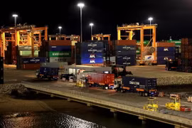 Container vận chuyển hàng hóa ban đêm trên Cảng quốc tế Gemalink những ngày giáp Tết Nguyên đán Quý Mão 2023. (Ảnh: Hồng Đạt/TTXVN)