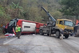 Hiện trường chiếc xe khách gây tai nạn liên hoàn trên Quốc lộ 6 làm 5 người thương vong. (Ảnh: TTXVN phát)