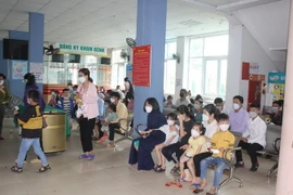 Bác sỹ Bệnh viện Tim Hà Nội khám sàng lọc bệnh tim bẩm sinh cho trẻ tại Bệnh viện Đa khoa tỉnh Lai Châu. (Ảnh: Quý Trung/TTXVN)