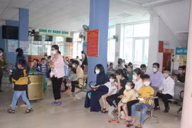 Bác sỹ Bệnh viện Tim Hà Nội khám sàng lọc bệnh tim bẩm sinh cho trẻ tại Bệnh viện Đa khoa tỉnh Lai Châu. (Ảnh: Quý Trung/TTXVN)