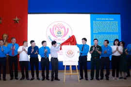Lãnh đạo Tổng Liên đoàn Lao động Việt Nam công bố Biểu trưng chính thức của Đại hội XIII Công đoàn Việt Nam. (Nguồn: Cổng thông tin điện tử Công đoàn Việt Nam)