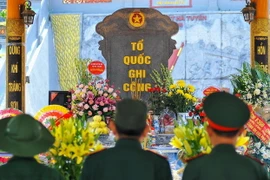 Các cựu chiến binh thắp hương tưởng nhớ các liệt sỹ tại Nghĩa trang liệt sỹ quốc gia Vị Xuyên, tỉnh Hà GIang. (Ảnh: Nam Thái/TTXVN)