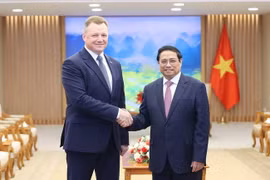 Thủ tướng Phạm Minh Chính tiếp Bộ trưởng Bộ Tình trạng khẩn cấp Belarus Vadim Sinyavsky. (Ảnh: Dương Giang/TTXVN)