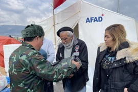 Người dân làng Gorentas, tỉnh Hatay đến nhận hàng hỗ trợ của Đoàn Cứu hộ cứu nạn Quân đội Nhân dân Việt Nam. (Ảnh: Hải Linh/TTXVN)