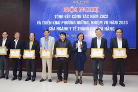 Sở Y tế thành phố Đà Nẵng trao Giấy khen cho các đơn vị, cơ sở y tế có thành tích xuất sắc trong năm 2022. (Ảnh: Văn Dũng/TTXVN)