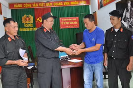 Lãnh đạo Phòng CSCĐ tiến hành trao trả lại số tài sản cho anh Nam. (Nguồn: Công an Nhân dân)