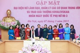 Thủ tướng gặp mặt đại diện nữ lãnh đạo, trao Giải thưởng Kovalevskaia 