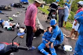 Hiện trường vụ tai nạn, người và phương tiện nằm la liệt trên đường sau khi ôtô đâm. (Nguồn: Công an Nhân dân)