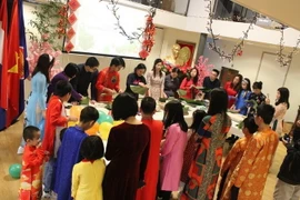 Quang cảnh lớp học gói bánh chưng tại La Hay, Hà Lan. (Ảnh: TTXVN phát)