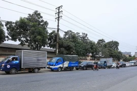 Các phương tiện đến đăng kiểm tại Trung tâm Đăng kiểm 29-06V, Tam Hiệp, Thanh Trì, Hà Nội, chiều 8/3. (Ảnh: Tuấn Anh/TTXVN)