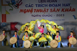 Tiết mục hát chèo "Hát mừng ngày hội đua tài" do Nghệ sỹ Ưu tú Thu Huyền biểu diễn. (Ảnh: Đại Nghĩa/TTXVN)