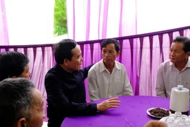 Ngay sau khi khảo sát hiện trường, Phó Thủ tướng Trần Lưu Quang đã đến thăm hỏi, động viên gia đình Thượng úy Lê Ánh Sáng, 33 tuổi, thành phố Bảo Lộc. (Ảnh: Nguyễn Dũng/TTXVN)