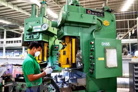 Công nhân làm việc tại Công ty Cổ phần Kềm Nghĩa Sài Gòn, Khu công nghiệp Tân Phú Trung, TP.HCM. (Ảnh: Hồng Đạt/TTXVN)