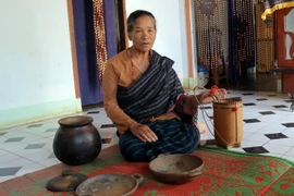 Nữ Nghệ nhân dân gian Ma Ly giới thiệu các sản phẩm gốm đã làm của bà. (Ảnh: Chu Quốc Hùng/TTXVN)