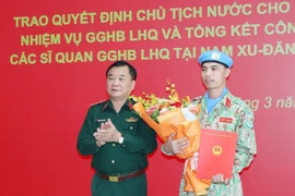 Trao quyết định cho sỹ quan làm nhiệm vụ Gìn giữ Hòa bình tại LHQ