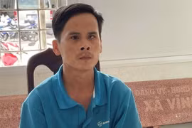 Đối tượng Trần Chí Hiếu tại cơ quan điều tra. (Ảnh: TTXVN phát)