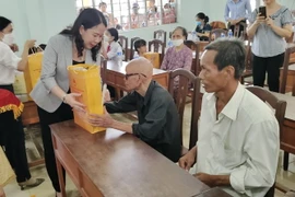 Phó Chủ tịch nước Võ Thị Ánh Xuân tặng quà cho các gia đình chính sách, người có công tiêu biểu trên địa bàn huyện Mỏ Cày Nam, tỉnh Bến Tre. (Ảnh: Huỳnh Phúc Hậu/TTXVN)
