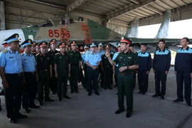 Đại tướng Phan Văn Giang động viên cán bộ, phi công, các thành viên trong tổ bay tại Trung đoàn Không quân 927, Sư đoàn 371, Quân chủng Phòng không-Không quân. (Ảnh: Hồng Pha/TTXVN phát)