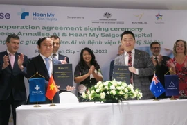 Bệnh viện Hoàn Mỹ Sài Gòn và Annalise.ai ký kết hợp tác. (Ảnh: Đinh Hằng/TTXVN)