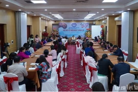 Chủ tịch Hội Bảo vệ quyền trẻ em Việt Nam Nguyễn Thị Thanh Hòa trao học bổng cho trẻ em tại chương trình. (Ảnh: Tuấn Kiệt/TTXVN)