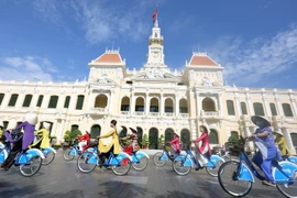 Đại biểu tham gia Chương trình diễu hành Áo dài “Tôi yêu Áo dài Việt Nam” bằng xe đạp qua các tuyến phố năm 2022. (Ảnh: Mỹ Phương/TTXVN)