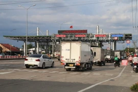 Phương tiện qua trạm BOT. (Ảnh: Minh Trí/TTXVN)