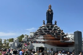 Lượng du khách tham quan trên đỉnh núi Bà Đen cao 986m vào dịp cuối tuần. (Ảnh: Thanh Tân/TTXVN)