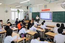 Sáng 31/5, giáo viên Trường THCS Ngọc Lâm (quận Long Biên, Hà Nội) vẫn đang cùng học sinh ôn luyện môn Toán cho kỳ thi tuyển sinh vào lớp 10 THPT công lập. (Ảnh: Thanh Tùng/TTXVN)