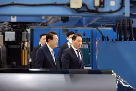 Tổng thống Yoon Suk-yeol và Chủ tịch Tập đoàn SK Chey Tae-won, phải, kiểm tra cơ sở tấm bán dẫn silicon của SK Siltron ở Gumi, tỉnh Bắc Gyeongsang. (Nguồn: Yonhap)
