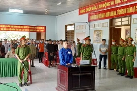 Bị cáo Hồ Lăng nghe tòa tuyên án. (Ảnh: TTXVN phát)