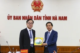 Phó Chủ tịch UBND tỉnh Hà Nam Trần Xuân Dưỡng tặng quà lưu niệm cho đoàn công tác quận Seongbuk, thành phố Seoul của Hàn Quốc. (Ảnh: Nguyễn Chinh/TTXVN)