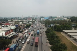 Đại lộ Bình Dương (Quốc lộ 13) đang đẩy nhanh tiến độ đền bù, giải tỏa để mở rộng. (Ảnh: Huyền Trang/TTXVN)