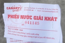 Du khách phải mua phiếu nước giải khát có giá 70.000 đồng/người khi vào cổng cơ sở Canary Garden. (Ảnh: TTXVN phát)