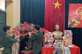 Các cán bộ, chiến sỹ Đồn Biên phòng Thanh trang trí chuẩn bị đón Tết. (Ảnh: TTXVN phát)