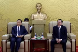 Phó Trưởng ban Thường trực Ban Tuyên giáo Trung ương Lại Xuân Môn tiếp Phó Trưởng ban Tuyên truyền Trung ương Đảng Cộng sản Trung Quốc, Chủ nhiệm Văn phòng Thông tin Quốc vụ viện Trung Quốc Tôn Nghiệp Lễ. (Ảnh: TTXVN phát)