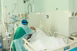 Nhân viên y tế chăm sóc bệnh nhân COVID-19 tại Khoa Bệnh Nhiệt đới, Bệnh viện Chợ Rẫy Thành phố Hồ Chí Minh. (Ảnh: Đinh Hằng/TTXVN)