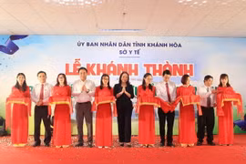 Phó Chủ tịch nước Võ Thị Ánh Xuân cắt băng khánh thành Bệnh viện Ung bướu tỉnh Khánh Hòa. (Ảnh: Phan Sáu/TTXVN)
