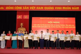 Các cá nhân có thành tích trong công tác tuyên truyền về Đảng bộ Khối các cơ quan Trung ương giai đoạn 2020-2023 nhận Kỷ niệm chương. (Ảnh: Phương Hoa/TTXVN)